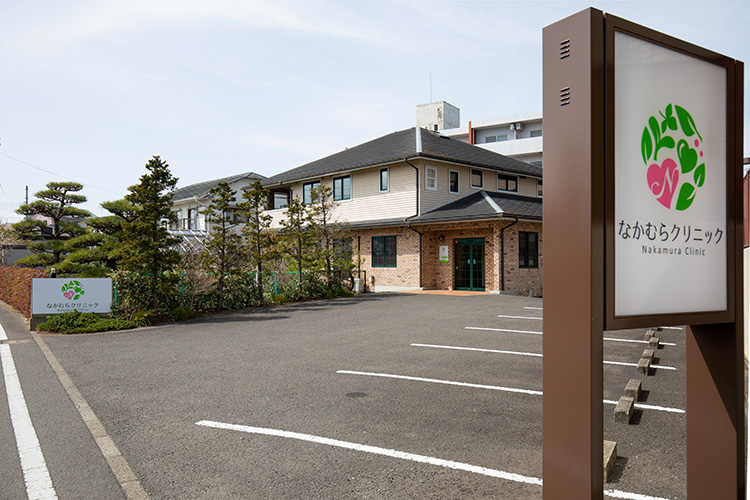 クリニック前に専用駐車場が6台ございます。その他にも提携駐車場がございますので、満車の場合はクリニックまでお問い合わせください。