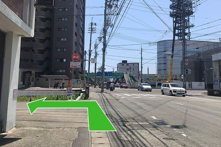 もち吉さんを右手に過ぎ、助任町交番の手前の消火栓の看板を目印に左折してください。川沿いの道を進むとクリニックがあります。